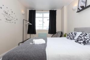 Llit o llits en una habitació de City Centre Apartment