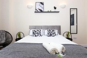 Säng eller sängar i ett rum på City Centre Apartment