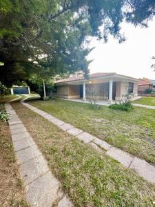 une passerelle devant une maison dans l'établissement Casa Rustica, à Villa Carlos Paz