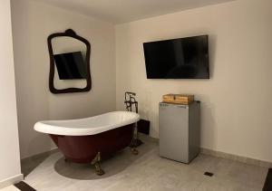 TV a/nebo společenská místnost v ubytování Hotel Dorado Plaza Boutique Calle del Arsenal