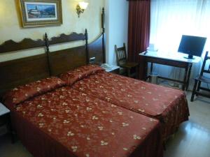 Postel nebo postele na pokoji v ubytování Hotel Reyes Catolicos