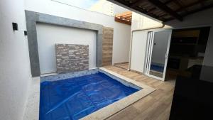 a swimming pool in the middle of a house at Casa com piscina 1 Quarto in Rondonópolis