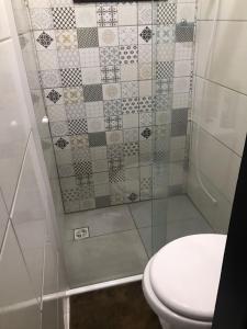 a bathroom with a toilet and a shower at Cabana Brisa Do Valle in Urubici +3 photos