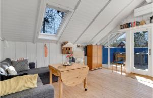 Beautiful Home In Sams With Kitchen في Nordby: غرفة معيشة مع أريكة وطاولة