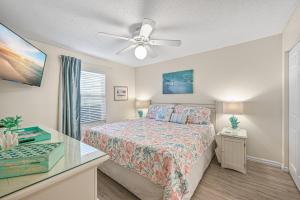 德斯坦的住宿－Pelican Beach Resort Rentals，一间卧室配有一张床和吊扇