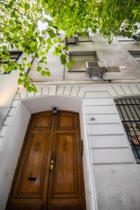 un edificio con una puerta de madera en el medio en Fliphaus Junin 1600 - 2 Bd Recoleta Mall en Buenos Aires