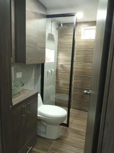 卡利的住宿－Hermoso para estrenar，浴室配有卫生间、盥洗盆和淋浴。