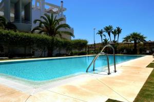 Bazén v ubytovaní APARTAMENTO LA CALA DE MIJAS VITANIA COSTA DEL SoL alebo v jeho blízkosti