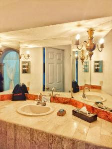 uma grande casa de banho com 2 lavatórios e um espelho grande em Hotel & Spa Hacienda Baruk em Zacatecas