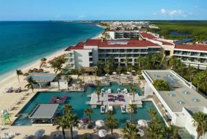 - une vue aérienne sur le complexe et la plage dans l'établissement Breathless Riviera Cancun Resort & Spa - Adults Only - All inclusive, à Puerto Morelos