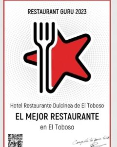 una señal con un tenedor y una estrella roja en Hostal Restaurante Dulcinea de El Toboso, en El Toboso
