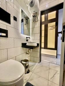 Morak homes - Smart luxury 4-bed with private swimming pool, PS5, snooker, mini gym in reserved secured estate 욕실