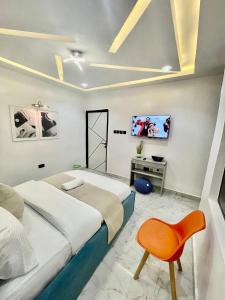 Morak homes - Smart luxury 4-bed with private swimming pool, PS5, snooker, mini gym in reserved secured estate TV 또는 엔터테인먼트 센터