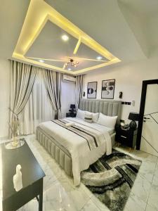 Morak homes - Smart luxury 4-bed with private swimming pool, PS5, snooker, mini gym in reserved secured estate 객실 침대