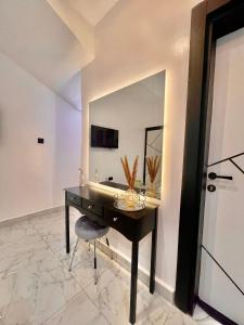 Morak homes - Smart luxury 4-bed with private swimming pool, PS5, snooker, mini gym in reserved secured estate TV 또는 엔터테인먼트 센터