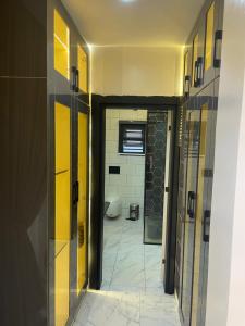 Morak homes - Smart luxury 4-bed with private swimming pool, PS5, snooker, mini gym in reserved secured estate 욕실