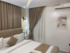 Morak homes - Smart luxury 4-bed with private swimming pool, PS5, snooker, mini gym in reserved secured estate 객실 침대