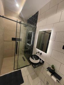 Morak homes - Smart luxury 4-bed with private swimming pool, PS5, snooker, mini gym in reserved secured estate 욕실