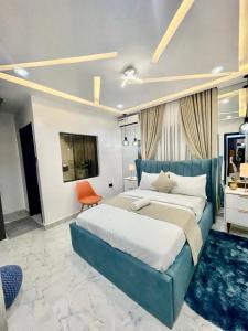 Morak homes - Smart luxury 4-bed with private swimming pool, PS5, snooker, mini gym in reserved secured estate 객실 침대