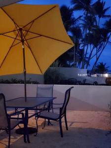 Foto da galeria de 1st Level Unit Steps to Beach- Cold Air Conditioner at Poza del Mar Luquillo em Luquillo