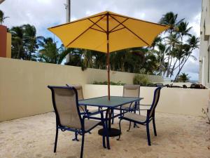 Uma varanda ou outra área externa em 1st Level Unit Steps to Beach- Cold Air Conditioner at Poza del Mar Luquillo