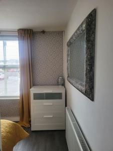1 dormitorio con vestidor blanco y ventana en No 1 The Terrace en Rainhull