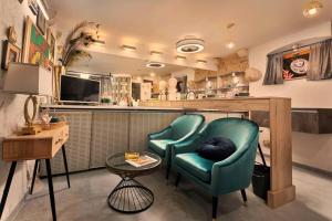 - un salon avec deux chaises et un bar dans l'établissement City Center Studio Nest, à Makarska