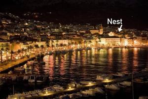 un port de nuit avec des bateaux dans l'eau dans l'établissement City Center Studio Nest, à Makarska