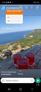 tres tazas rojas sentadas sobre una mesa en Sinope en Gokceada Town