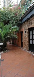 einen Innenhof mit Pflanzen und einem Backsteingebäude in der Unterkunft Pasaje Solar in Buenos Aires
