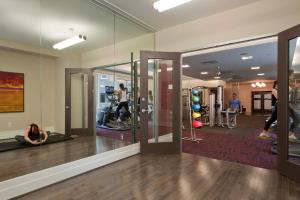 Фитнес-центр и/или тренажеры в Foggy Bottom 1BR w Gym nr GWU Metro WDC-226