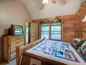 Dormitorio con cama y TV en una cabina en Running Bear, 2 Bedrooms, Sleeps 8, Hot Tub, Gas Fireplace, Pool Table en Gatlinburg