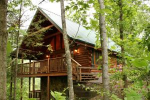 Cabaña de madera con terraza en el bosque en Running Bear, 2 Bedrooms, Sleeps 8, Hot Tub, Gas Fireplace, Pool Table en Gatlinburg