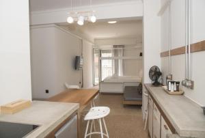 Kuchyň nebo kuchyňský kout v ubytování Syntagma View Apartment
