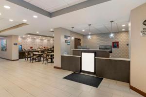 a lobby with a restaurant with tables and chairs at Best Western Plus South Holland Chicago Southland in South Holland