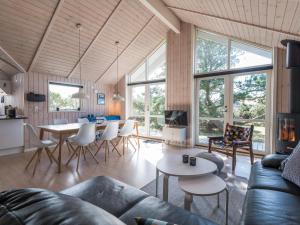 ファーンにある8 person holiday home in Fanøのソファとテーブルのあるリビングルーム