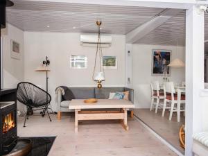 ein Wohnzimmer mit Sofa und Tisch in der Unterkunft 6 person holiday home in Knebel-By Traum in Knebel