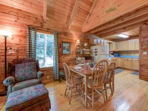 comedor con mesa y sillas en una cabaña en Bear's Den, 2 Bedrooms, Jetted Tub, King Beds, Hot Tub, WiFi, Sleeps 6, en Gatlinburg