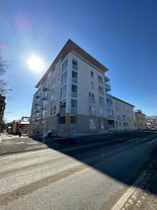 um grande edifício de apartamentos no lado de uma rua em City Apartment Aapelintupa em Kuopio