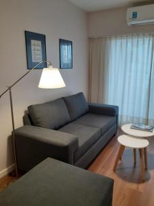sala de estar con sofá y mesa en Puerto de Olivos 3 ambientes in 