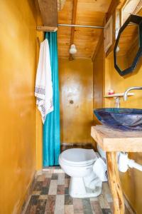 uma casa de banho com um WC e um lavatório em Casiopea Glamping em Tabio