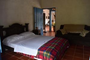 1 dormitorio con 1 cama y 1 sofá en Casa Martinez, en Los Santos