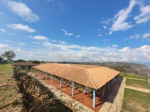 un gran edificio con techo sobre un campo en Casa Martinez, en Los Santos