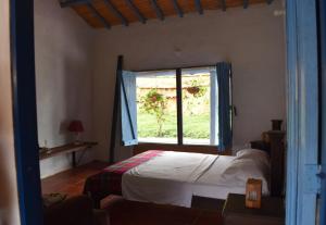 1 dormitorio con cama y ventana en Casa Martinez, en Los Santos