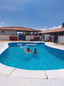 Dos personas están nadando en una piscina en Casa Martinez, en Los Santos