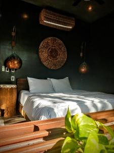 a bedroom with a bed and a green wall at Casa Vive Bacalar in Bacalar