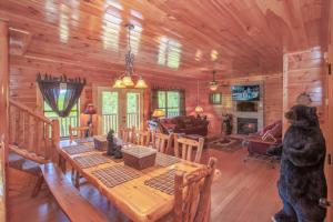 um urso de pé numa sala de estar numa cabana em Destiny's Heavenly View, 5 Bedrooms, Sleeps 16, Pet Friendly, Hot Tub, Pool Table em Gatlinburg