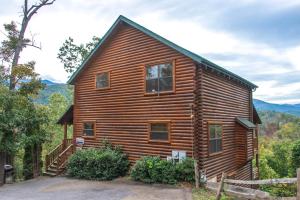 una baita di tronchi con una scala di fronte di Destiny's Heavenly View, 5 Bedrooms, Sleeps 16, Pet Friendly, Hot Tub, Pool Table a Gatlinburg