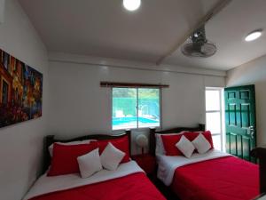 ミンカにあるHostal Paraiso Mincaのベッドルーム1室(ベッド2台、赤と白の枕付) +66枚の写真