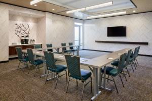 einen Konferenzraum mit einem langen Tisch und Stühlen in der Unterkunft SpringHill Suites by Marriott Philadelphia Airport / Ridley Park in Ridley Park